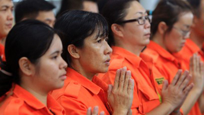 Rất nhiều người ở khắp nơi trên thế giới vẫn chú tâm theo dõi và cầu nguyện cho những người trên máy bay mất tích