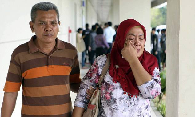 Những giọt nước mắt lo lắng cho số phận người thân trên chuyến bay mất tích