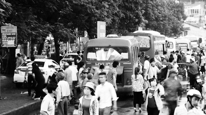 Xe khách 35-00168 vào bến xe buýt (bến Giáp Bát, Hà Nội) thả khách chiều 2/9