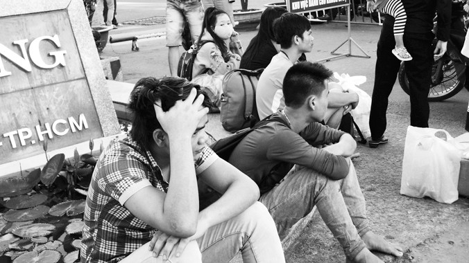 Những nạn nhân của xe dù đang thẫn thờ trước cổng bến xe miền Đông