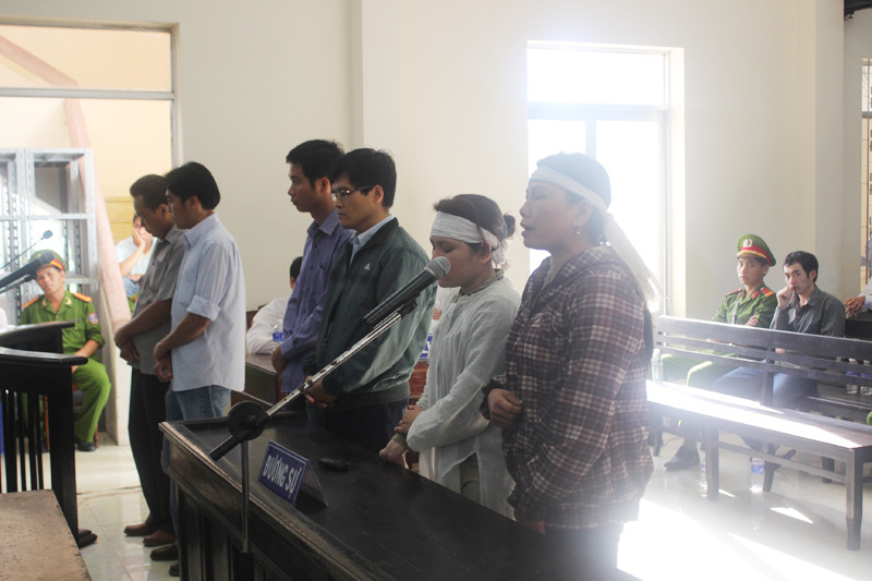 Bị cáo và đại diện gia đình nạn nhân tại tòa. Ảnh: Văn Tài