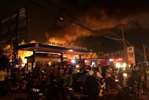 Đám cháy tại cây xăng Nam Phương Phong. Ảnh: Hoàng Anh.