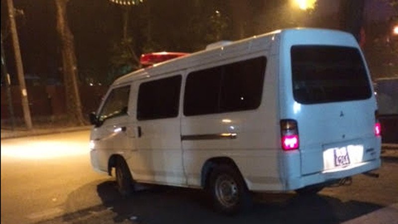 Xe cấp cứu rời khỏi cổng Bộ Giao thông Vận tải. Ảnh: Lê Dương.