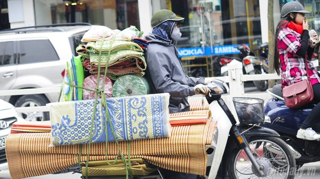 Đủ thứ hàng hóa đằng sau những chiếc xe máy chạy khắp phố. 