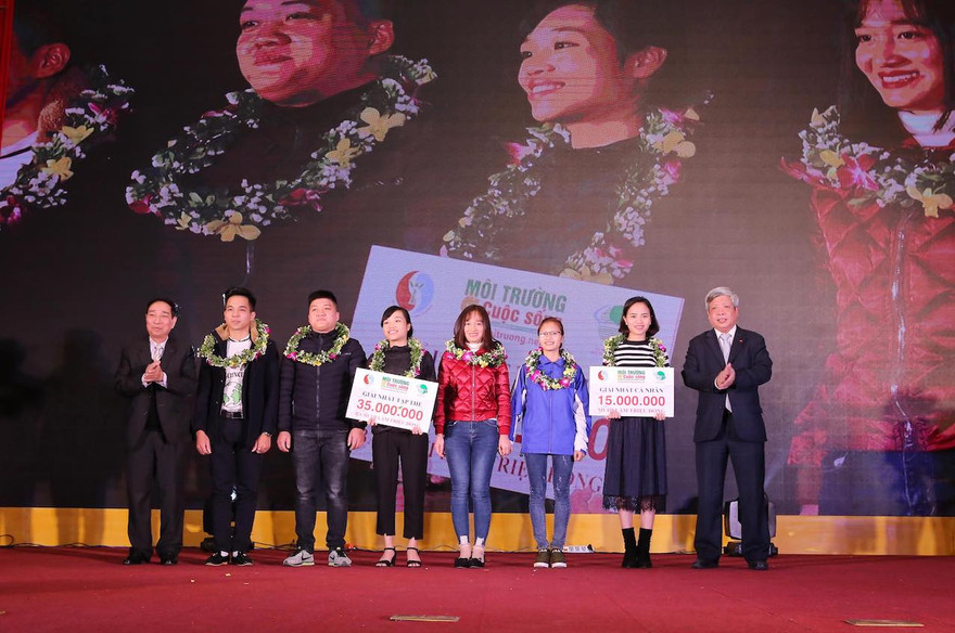 Ông Nguyễn Linh Ngọc, Thứ trưởng Bộ Tài nguyên và Môi trường trao giải Nhất cá nhân và Nhất tập thể của cuộc thi.