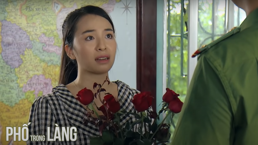 Phố trong làng tập 9: Gái quê (Trần Vân) mang hoa đến tán tỉnh trưởng công an xã