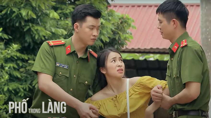 Phố trong làng tập 5: Mặc kệ Hoài (Trần Vân) 'thả thính', Nam (Anh Tuấn) để ý cô y tá