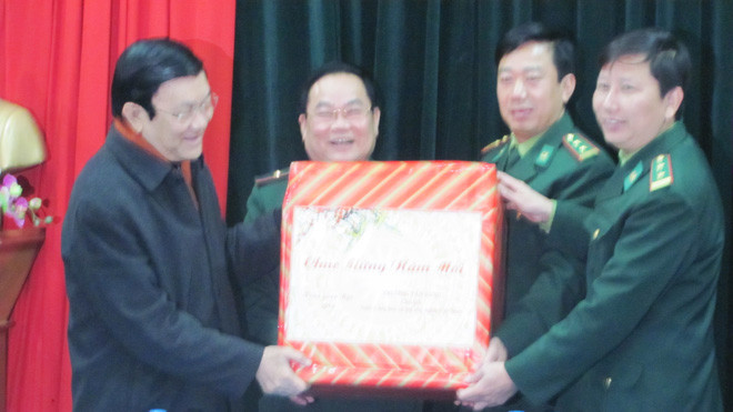 Chủ tịch nước tặng quà, động viên cán bộ, chiến sỹ làm nhiệm vụ ở biên giới. ảnh: Duy Chiến