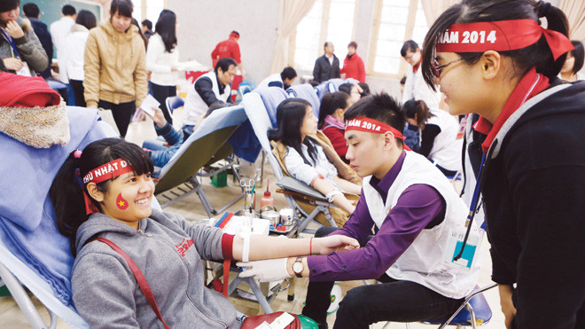 Sinh viên tham gia hiến máu Chủ nhật Đỏ ngày 12/1. ảnh: Hồng vĩnh