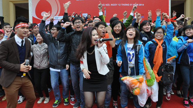 Ca sĩ Vũ Hà Anh, Dương Hoàng Yến và Bảo Trâm (ảnh dưới) hát tại Chủ Nhật Đỏ. Ảnh: Như Ý - Xuân Phú