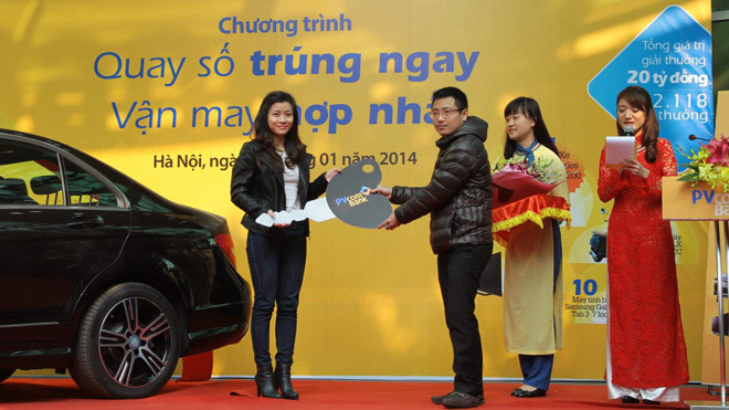 PVcomBank trao tặng xe Mercedes cho khách gửi tiền