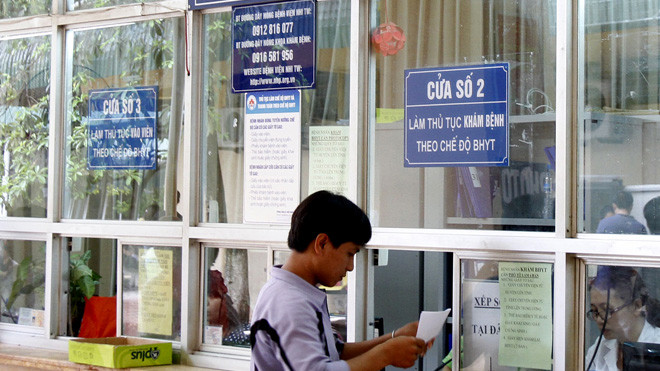 Điện thoại đường dây nóng được dán trước cửa làm thủ tục vào Bệnh viện Nhi Trung ương, Hà Nội. Ảnh: Như Ý