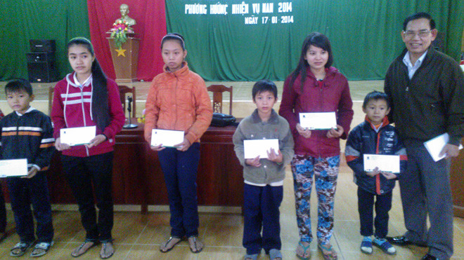 Tặng quà Tết cho dân nghèo vùng núi