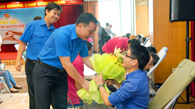 Thường trực Đoàn khối Doanh nghiệp T.Ư tặng hoa động viên đoàn viên hiến máu tình nguyện. ảnh: Dương liên