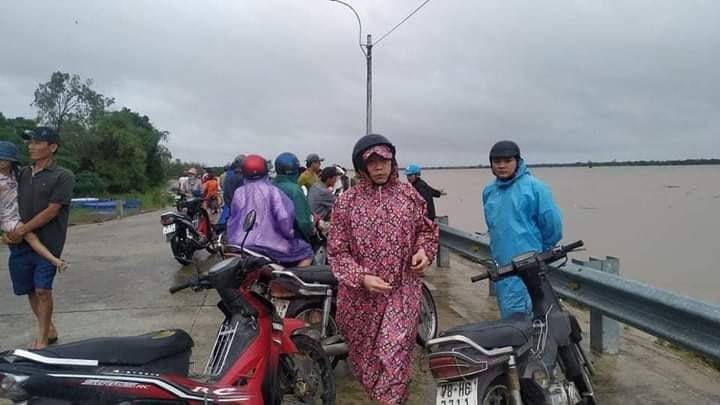 Ra bờ kè xem lũ, nam thanh niên bị nước cuốn trôi