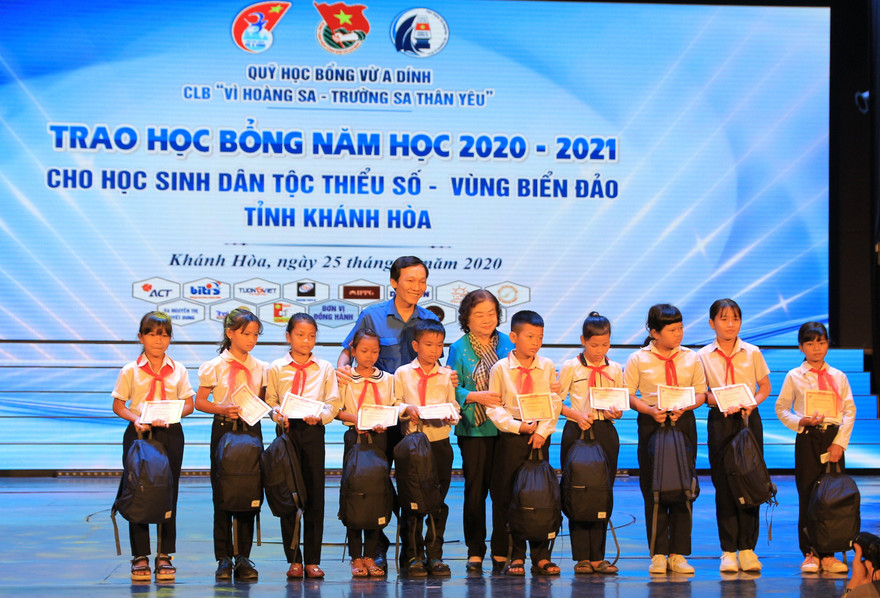 Trao 220 suất học bổng Vừ A Dính cho học sinh tỉnh Khánh Hoà