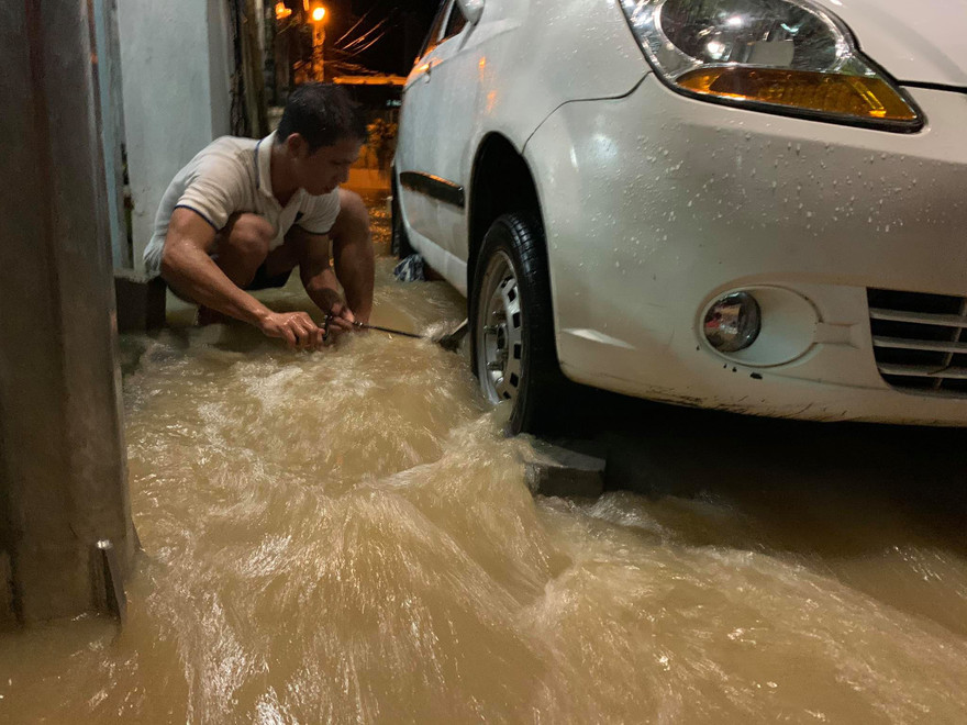 Nha Trang ngập nhiều nơi, dân thao thức không ngủ để canh lũ
