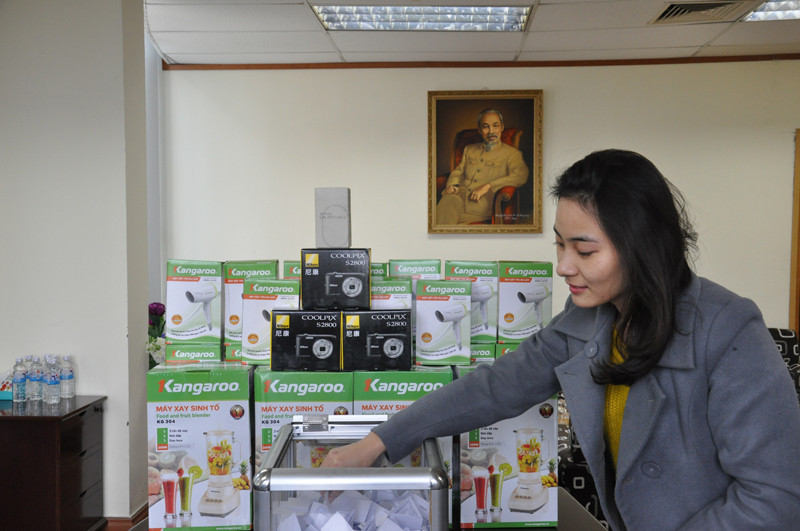 Bốc thăm ngẫu nhiên các phiếu hợp lệ tại tòa soạn báo Tiền Phong. Ảnh: Hồ Thu 