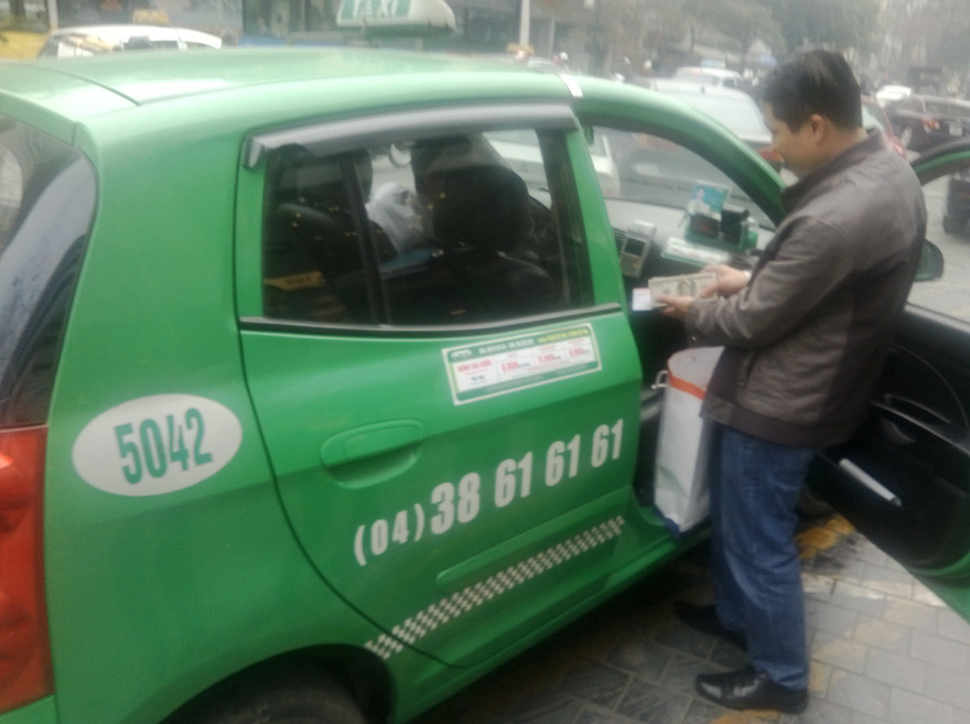 Lái xe taxi trả lại khách 30 nghìn USD bỏ quên 