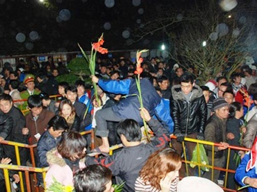 Nhảy qua hàng rào vào tranh cướp lộc Thánh trong đền sau giờ khai ấn