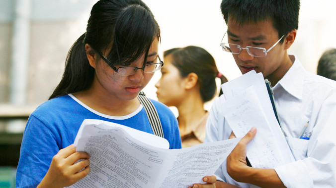 Thí sinh trao đổi sau khi làm bài thi đại học 2014. Ảnh: Hồng Vĩnh 