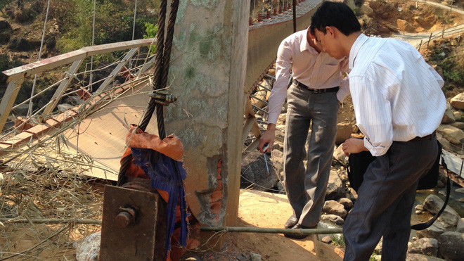 Cán bộ Sở GTVT Lai Châu và UBND huyện Tam Đường kiểm tra trụ cầu. Ảnh: Bảo An