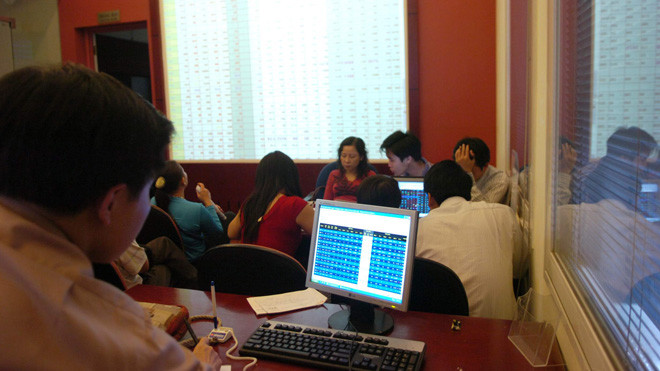 Dòng tiền từ ngân hàng đang chảy vào chứng khoán. Ảnh: Như Ý