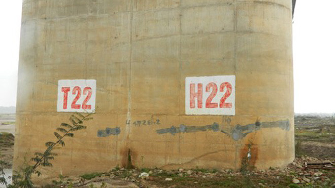 Vị trí vết nứt ở trụ cầu Vĩnh Tuy. Anh: T.Đ