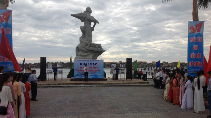 Đông đảo cán bộ và nhân dân đến xem triển lãm