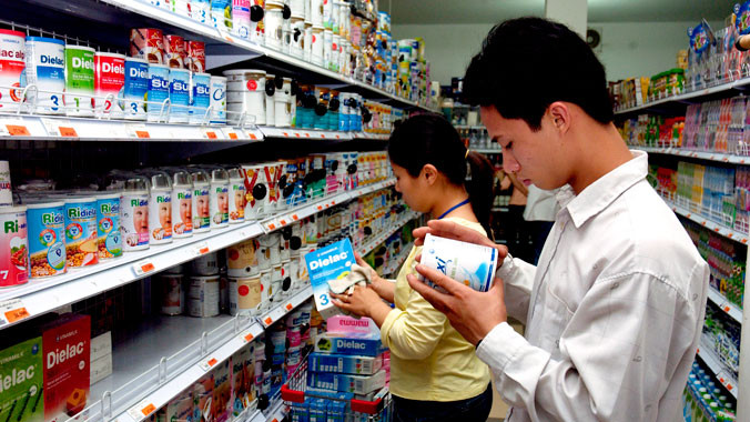 Kể từ hôm nay 21/6 mức giá sữa bán buôn và bán lẻ tối đa giảm từ 1 đến 31% so với mức giá cũ. Ảnh: Ngọc Châu