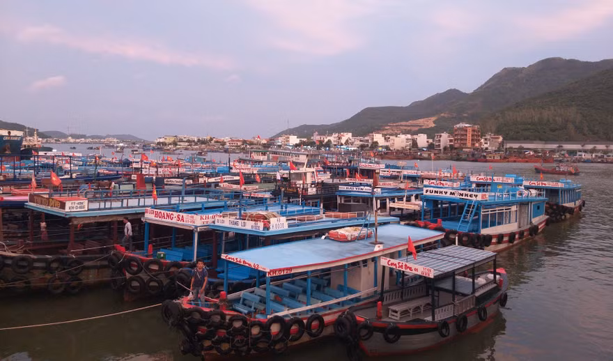 Hàng trăm tàu cá Khánh Hoà vào bờ neo đậu tránh bão số 5