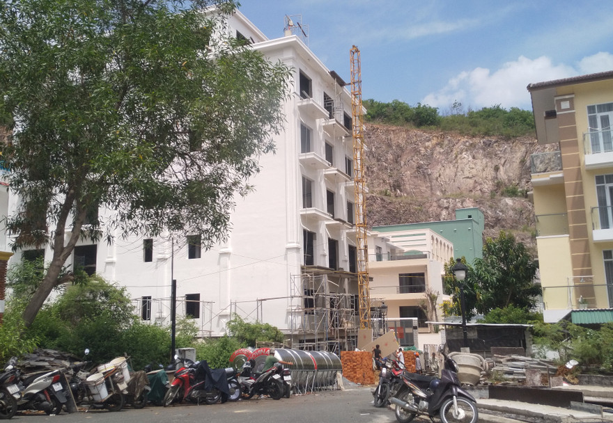 Bất chấp bị cưỡng chế, khu biệt thự Ocean View Nha Trang vẫn vô tư xây dựng