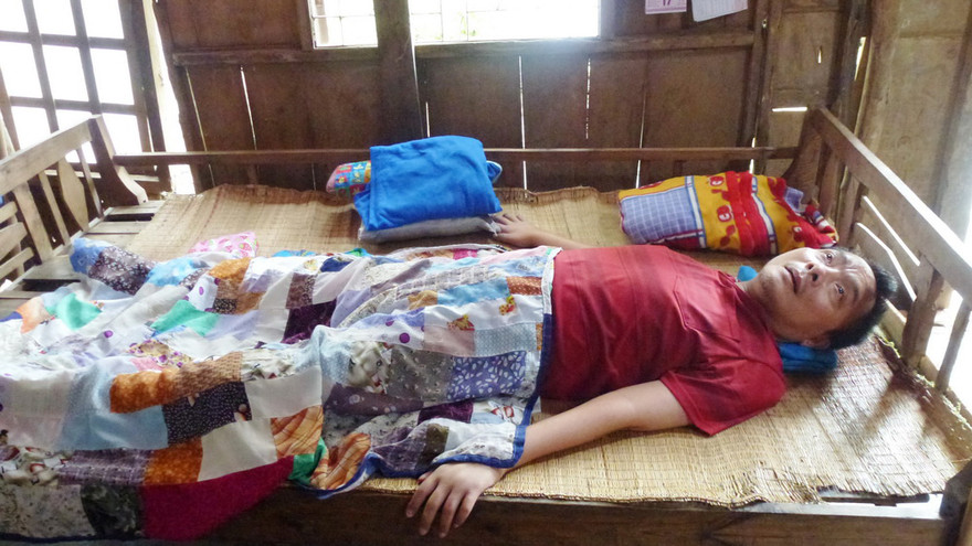 Ba của Nhiên nằm liệt giường từ năm 2009. Ảnh: Xuân Lương