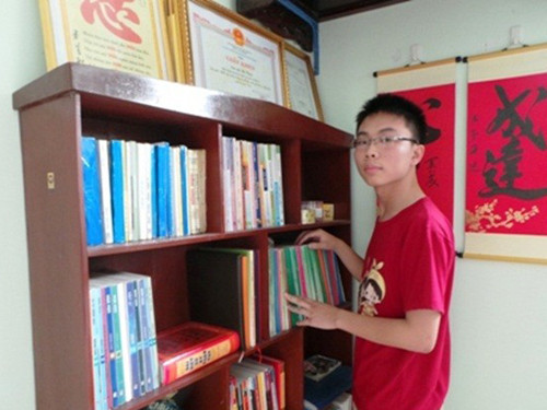 Lê Bá Tùng - thí sinh đỗ thủ khoa Trường ĐH Y Hà Nội với số điểm 29,5 điểm. Ảnh: Người Lao Động 