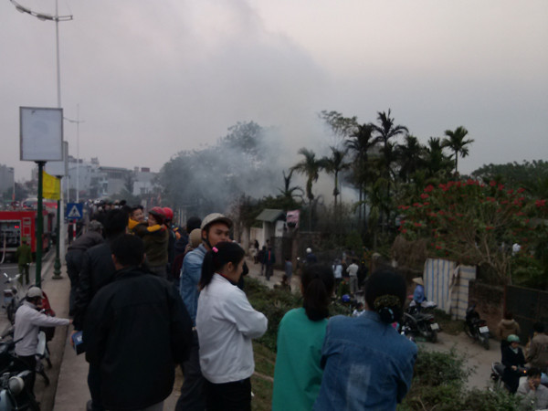 Hỏa hoạn thiêu rụi xưởng mộc sát bờ đê