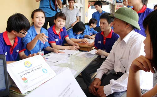 Sinh viên tình nguyện tiếp sức mùa thi