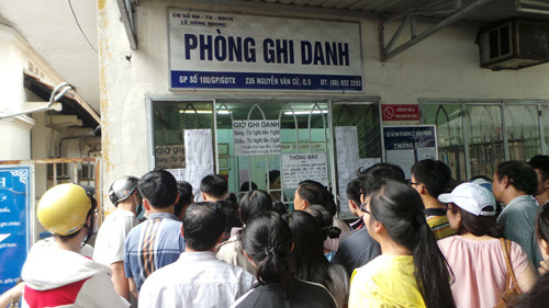  Đông đảo phụ huynh ghi danh tại Cơ sở ngoại ngữ - tin học - bồi dưỡng văn hóa Lê Hồng Phong (Q.5, TP.HCM) sáng 6.6 - Ảnh: Minh Luân (Thanh Niên)