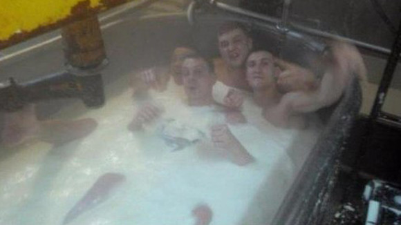 Bức ảnh các công nhân tắm sữa được đăng trên mạng xã hội