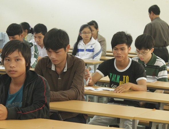 Thí sinh dự thi ĐH tại cụm thi liên trường Quy Nhơn năm 2013. Ảnh: Dân Trí