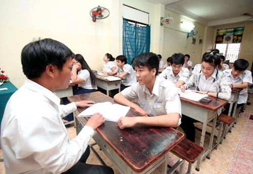 Hôm qua, chỉ còn các trường ngoài công lập tổ chức ôn thi. Thầy trò lớp 12 Trường THCS-THPT Nguyễn Bỉnh Khiêm (TP.HCM) ôn tập môn hóa - Ảnh: Đào Ngọc Thạch (Thanh Niên) 