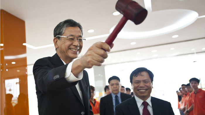 Đại sứ Nhật Bản rất thích thú khi được Phó GĐ Đại học FPT Hòa Lạc Tạ Ngọc Cầu đề nghị đánh vào chiếc trống đồng của trường.