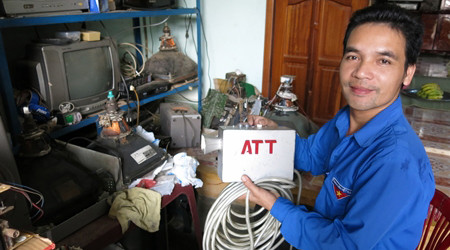 Ating Tinh với chiếc máy quay phim tự chế mang nhãn hiệu ATT (tên viết tắt của Ating Tinh).