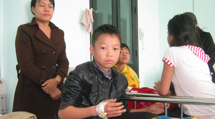 Nhiều học sinh chưa hết hoảng sợ.