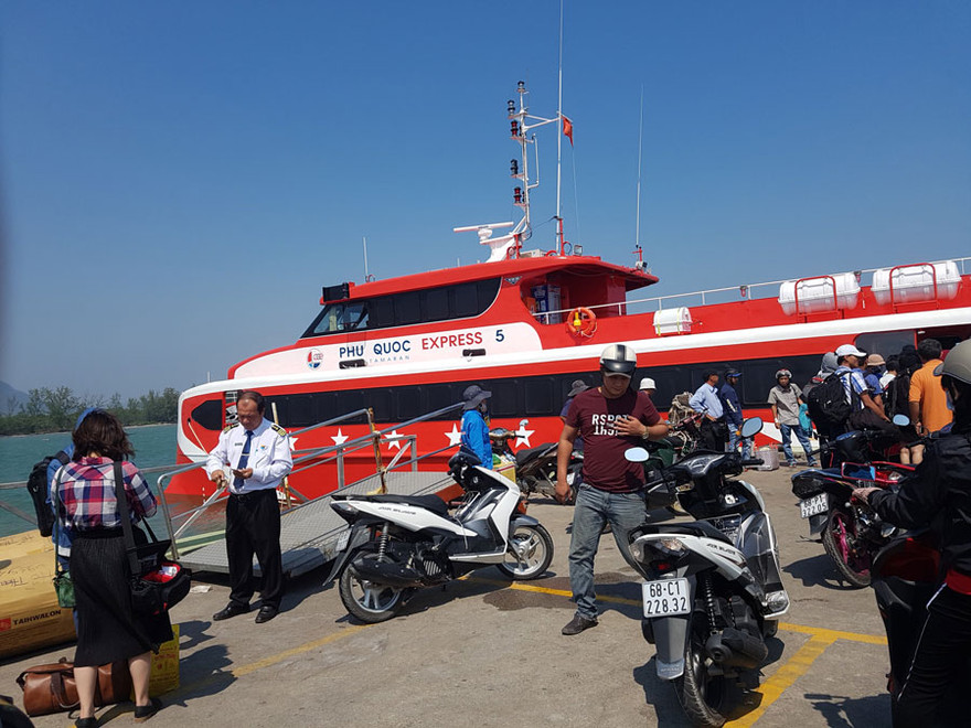 Nhân viên tàu cao tốc Phú Quốc Express 05 cứu sống người đàn ông Việt kiều Mỹ. Ảnh NH. 