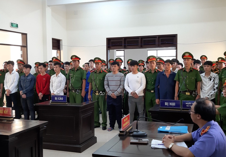 Các bị cáo nghe toà tuyên án.