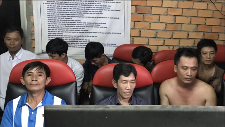 Nhóm đối tượng bị bắt quả tang khi tham gia cá cược qua mạng.