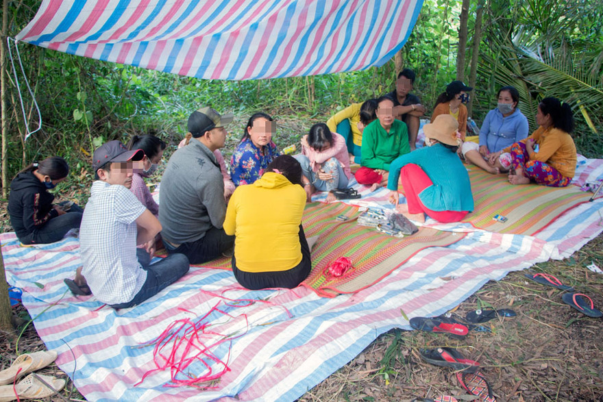 15 con bạc cùng hàng trăm triệu đồng bị bắt quả tang giữa bãi sậy. Ảnh CA