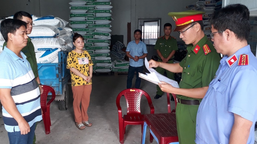 Nguyễn Trung Thành (bìa trái) nghe đọc lệnh bắt. 