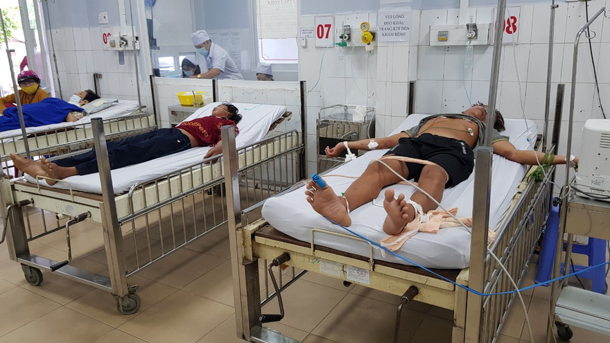 Cứu 4 ngư dân bị ngạt khí hầm cá 