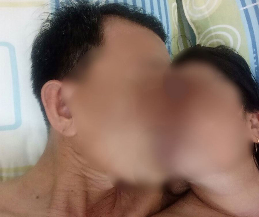 Hình ảnh gần gũi giữa ông L. và bà O.